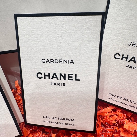 - Chanel Les exclusifs gift with box and ribbon. - Picture 4 of 6